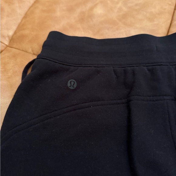 Lululemon Scuba High-Rise Shorts - Picture 4 of 6